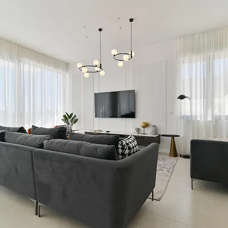 Villa Luxury Aurora With Pool & Large Patio *